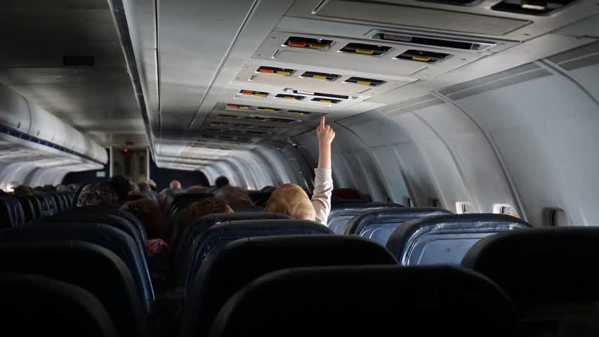 Фото - Пассажир возмутился критикой плачущих в самолете детей и вызвал споры в сети
