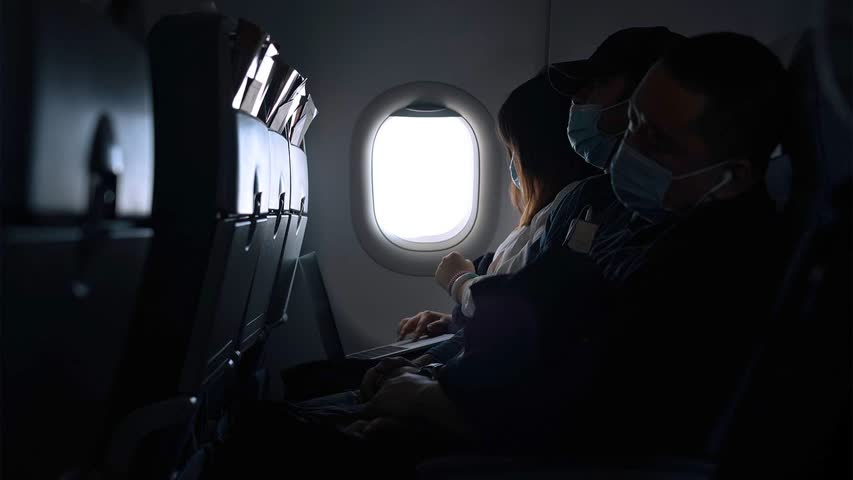 Фото - Прижимавшийся к попутчице весь перелет пассажир самолета был обруган в сети